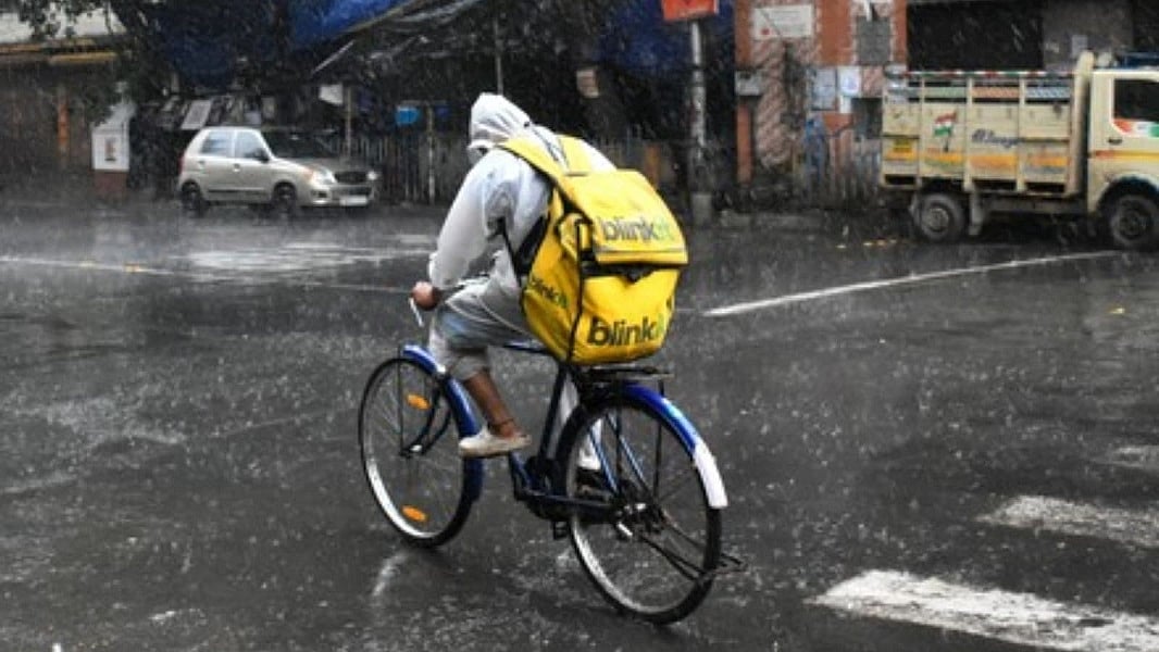 क्विक डिलीवरी के जोखिम पर जागी सरकार, 10 मिनट की डेडलाइन खत्म, निर्देश के बाद ब्लिंकिट ने हटाया दावा