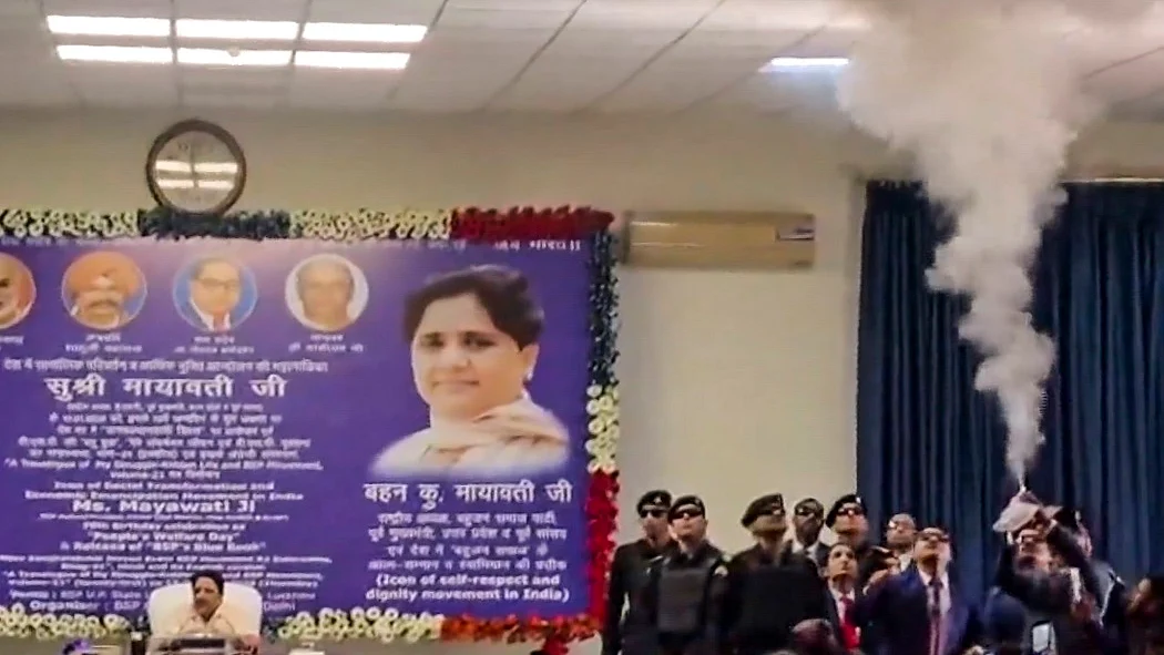 मायावती की प्रेस कांफ्रेंस में शार्ट सर्किट से कमरे में धुआं, मचा हड़कंप, अखिलेश ने की जांच की मांग