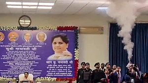 मायावती की प्रेस कांफ्रेंस में शार्ट सर्किट से कमरे में धुआं, मचा हड़कंप, अखिलेश ने की जांच की मांग