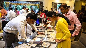 अर्थतंत्र की खबरें: सोने और चांदी की कीमतों में आई गिरावट और शेयर बाजार हरे निशान में बंद, इस सेक्टर में खरीदारी