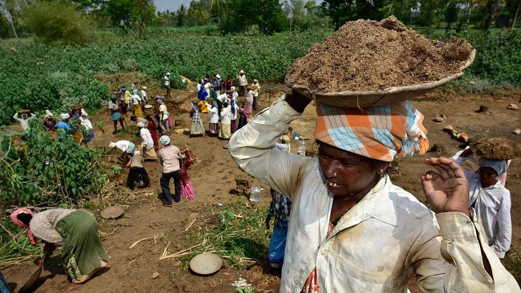 मनरेगा का खात्मा और नए लेबर कोड मजदूरों को भेड़ियों के सामने फेंकने जैसा