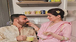 सिनेजीवन: शादी के 25 साल बाद अक्षय कुमार को आई सास डिंपल की याद और एआर रहमान के बयान पर बवाल