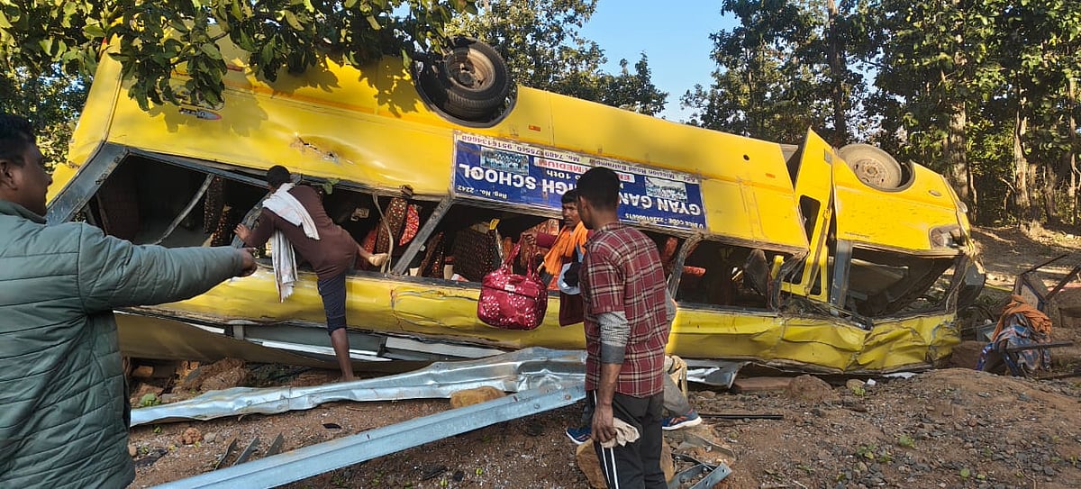 झारखंड के लातेहार में बड़ा हादसा, ओरसा घाटी में पलटी बस, 5 लोगों की मौत, 50 से ज्यादा लोग घायल