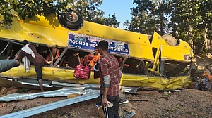 झारखंड के लातेहार में बड़ा हादसा, ओरसा घाटी में पलटी बस, 5 लोगों की मौत, 50 से ज्यादा लोग घायल