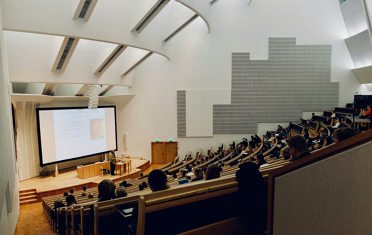 विरोध, गरिमा और चुप्पी, विश्वविद्यालयों में संवाद की टूटती परंपरा