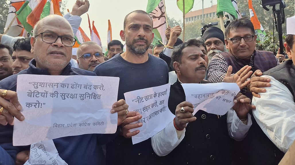 पटना में छात्रा की संदिग्ध हालत में मौत के खिलाफ सड़कों पर उतरी कांग्रेस, सरकार पर लगाए गंभीर आरोप