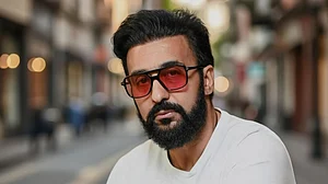 सिनेजीवन: बिटकॉइन घोटाला मामले में कोर्ट ने राज कुंद्रा को जारी किया समन और कीर्ति कुल्हारी कर रहीं प्रोडक्शन डेब्यू