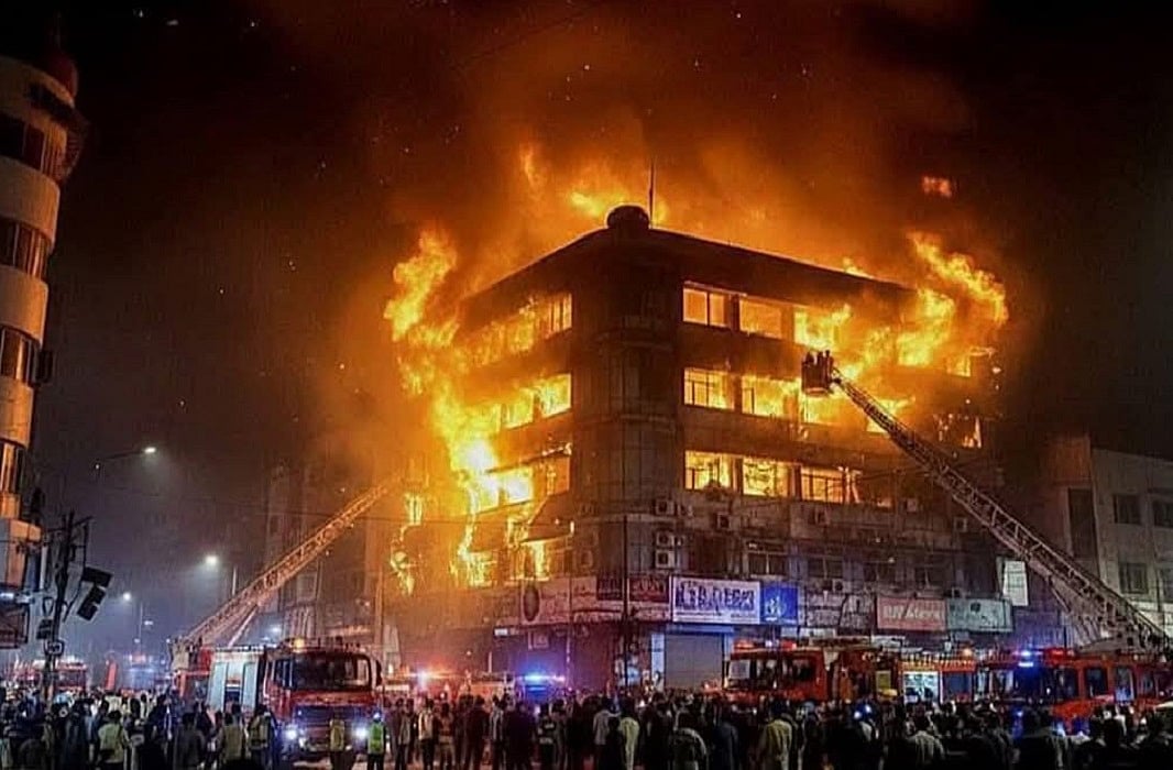 पाकिस्तान: कराची के शॉपिंग मॉल में लगी आग से मरने वालों की संख्या बढ़कर 26 हुई, दर्जनों लोग अब भी लापता