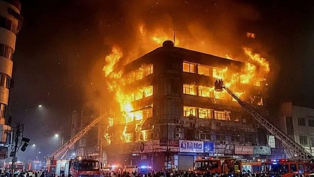 कराची के शॉपिंग मॉल में लगी आग से मरने वालों की संख्या बढ़कर 26 हुई, दर्जनों लोग अब भी लापता