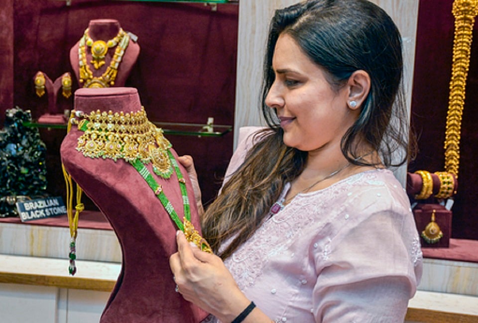 चांदी 3 लाख के पार, सोना भी नए रिकॉर्ड स्तर पर और रुपया 14 पैसे टूटा, 90.92 प्रति डॉलर पर बंद हुआ