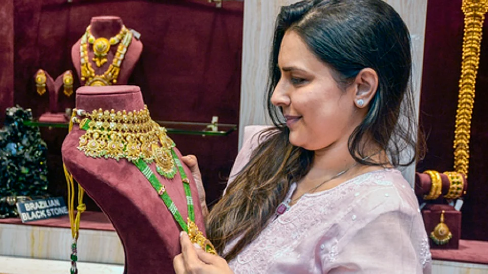 चांदी 3 लाख के पार, सोना भी नए रिकॉर्ड स्तर पर और रुपया 14 पैसे टूटा, 90.92 प्रति डॉलर पर बंद हुआ