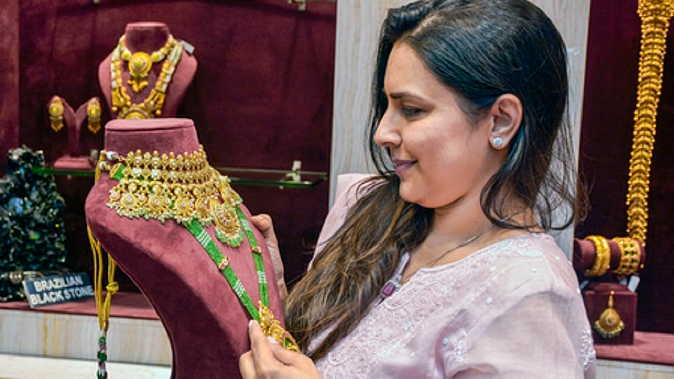 चांदी 3 लाख के पार, सोना भी नए रिकॉर्ड स्तर पर और रुपया 14 पैसे टूटा, 90.92 प्रति डॉलर पर बंद हुआ