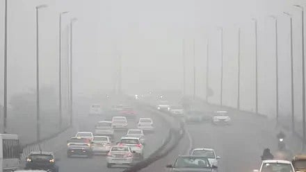 बड़ी खबर LIVE: दिल्ली-NCR में सर्दी और कोहरे की मार, प्रदूषण ने भी बढ़ाई टेंशन, छाई धुंध  