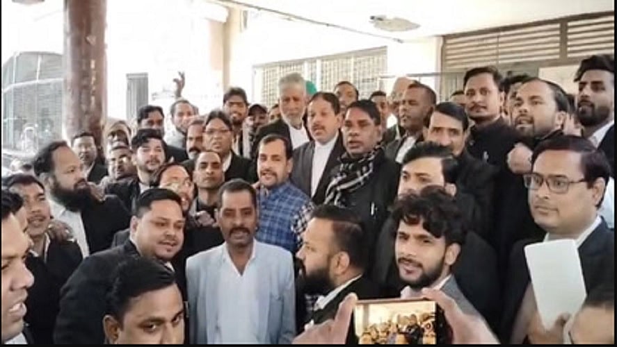 संभलः ASP पर FIR का आदेश देने वाले जज के ट्रांसफर पर भड़के वकील, कोर्ट के बाहर प्रदर्शन, लगे वापस लाओ के नारे