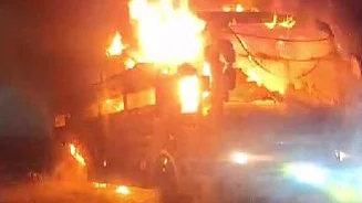 यमुना एक्सप्रेसवे पर चलती बस में लगी भीषण आग