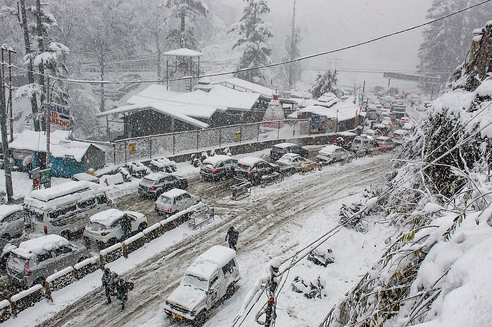हिमाचलः शिमला समेत कई जगह मौसम की पहली बर्फबारी, सफेद चादर में ढंके शहर, झूमे पर्यटक, देखें तस्वीरें