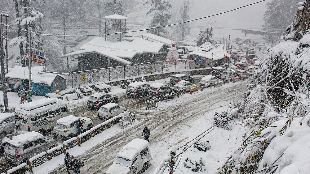 हिमाचल के शिमला में मौसम की पहली बर्फबारी, सफेद चादर में ढंका शहर, झूमे पर्यटक, देखें तस्वीरें