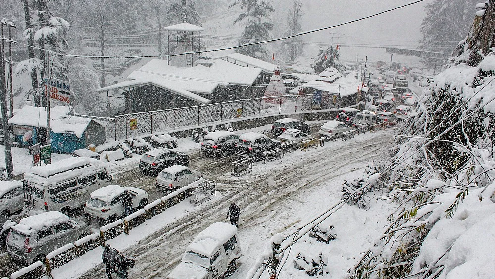 हिमाचल के शिमला में मौसम की पहली बर्फबारी, सफेद चादर में ढंका शहर, झूमे पर्यटक, देखें तस्वीरें
