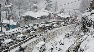 हिमाचलः शिमला समेत कई जगह मौसम की पहली बर्फबारी, सफेद चादर में ढंके शहर, झूमे पर्यटक, देखें तस्वीरें