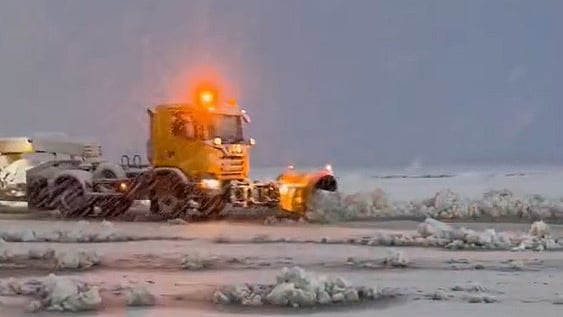 बर्फबारी के चलते श्रीनगर में हवाई सेवाएं बाधित