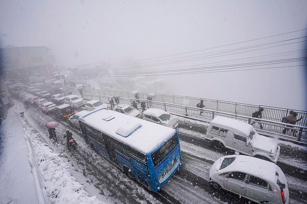 हिमाचलः शिमला समेत कई जगह मौसम की पहली बर्फबारी, सफेद चादर में ढंके शहर