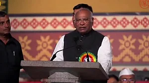 केंद्र विपक्ष शासित राज्यों को परेशान करने के लिए राज्यपालों को ‘कठपुतली’ बना रहा है: खड़गे