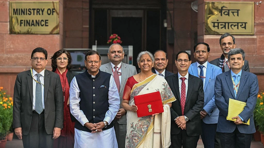 पिछले साल आम बजट पेश करने के लिए वित्त मंत्रालय से निकलती वित्त मंत्री निर्मला सीतारमण (फोटो : Getty Images)