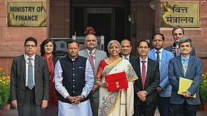 पिछले साल आम बजट पेश करने के लिए वित्त मंत्रालय से निकलती वित्त मंत्री निर्मला सीतारमण (फोटो : Getty Images)