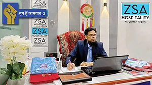 अपने दफ्तर में काम करते मोहम्मद सलीम