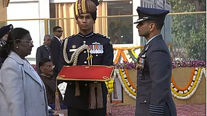 बड़ी खबर LIVE: देश मना रहा 77वां गणतंत्र दिवस, कर्तव्य पथ पर ऑपरेशन सिंदूर की झांकी