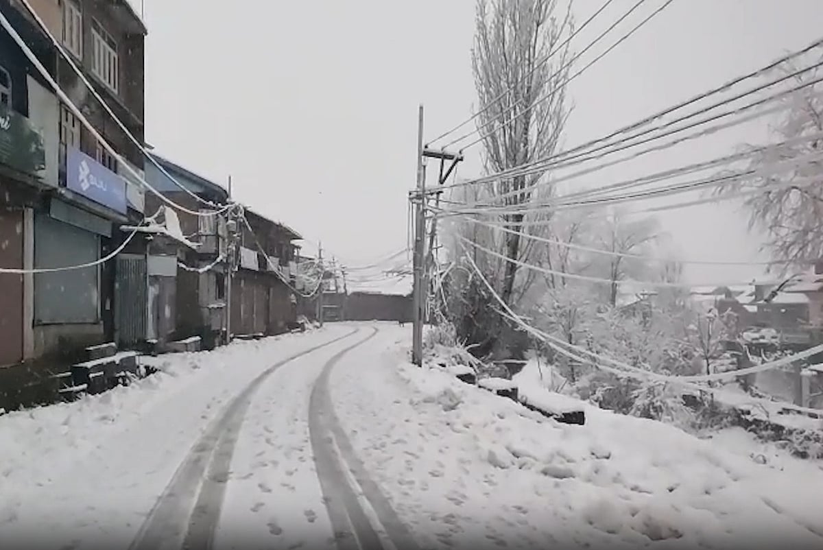 कश्मीर में बर्फबारी से जनजीवन प्रभावित