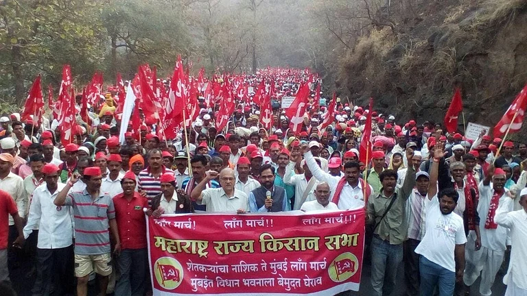 नासिक से मुंबई तक ‘लाल सैलाब’, किसानों का बड़ा लॉन्ग मार्च शुरू नासिक से मुंबई तक ‘लाल सैलाब’, किसानों का बड़ा लॉन्ग मार्च शुरू