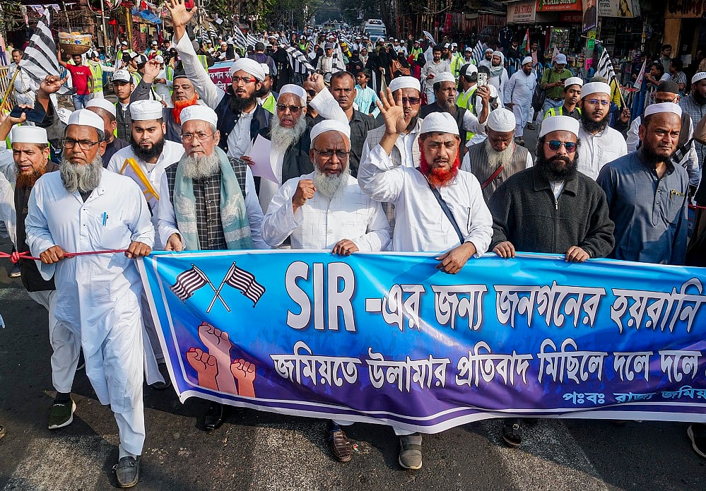 SIR के दौरान लोगों के ‘उत्पीड़न’ के विरोध में कोलकाता में विरोध मार्च, केंद्र और चुनाव आयोग के खिलाफ लगे नारे