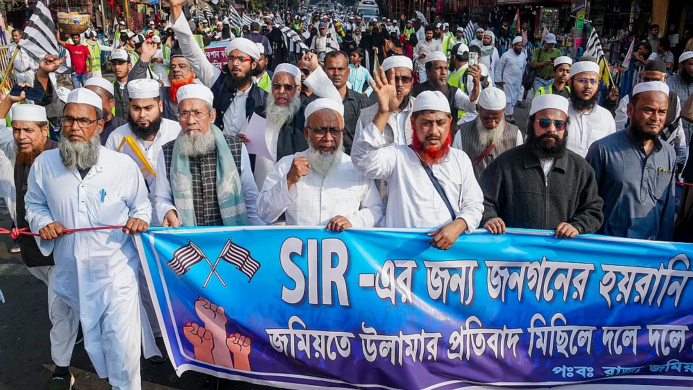 SIR के दौरान लोगों के ‘उत्पीड़न’ के विरोध में कोलकाता में विरोध मार्च, केंद्र और चुनाव आयोग के खिलाफ लगे नारे