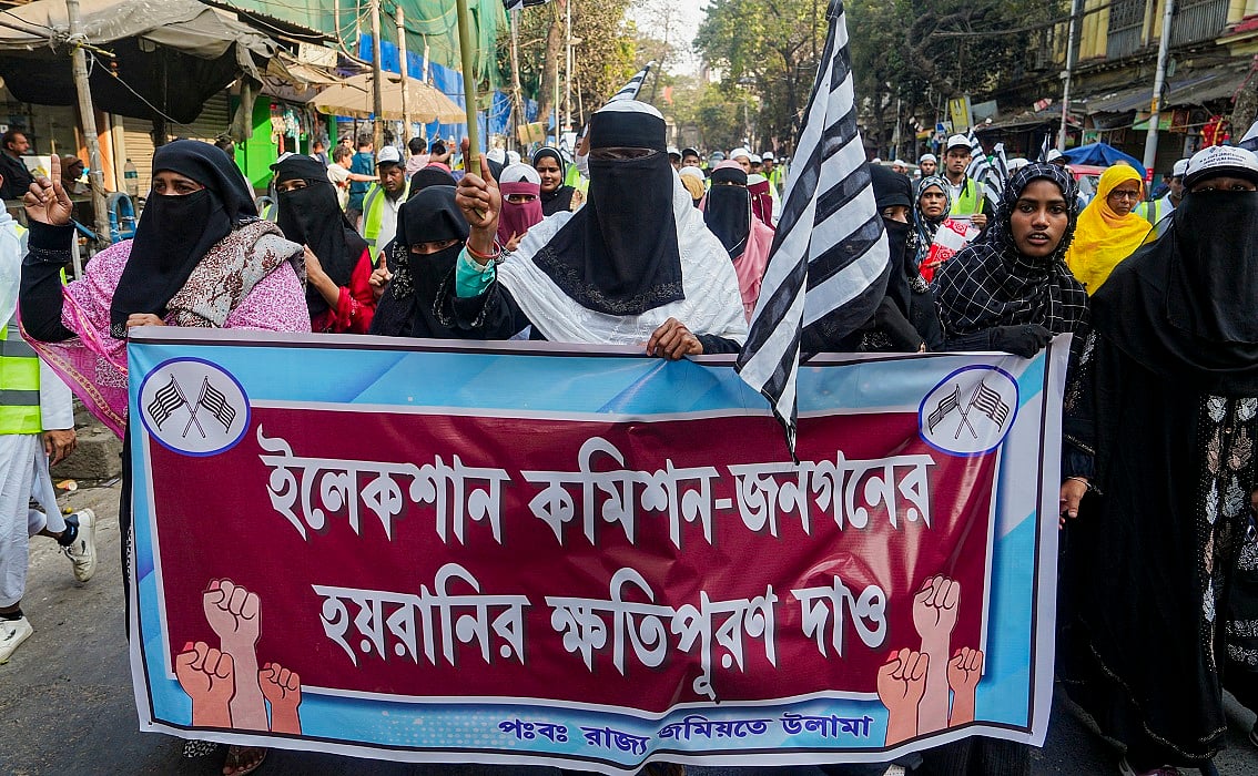 SIR के दौरान लोगों के ‘उत्पीड़न’ के विरोध में कोलकाता में विरोध मार्च, केंद्र और चुनाव आयोग के खिलाफ लगे नारे