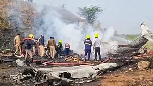 विमान हादसे में अजित पवार समेत 5 लोगों की मौत