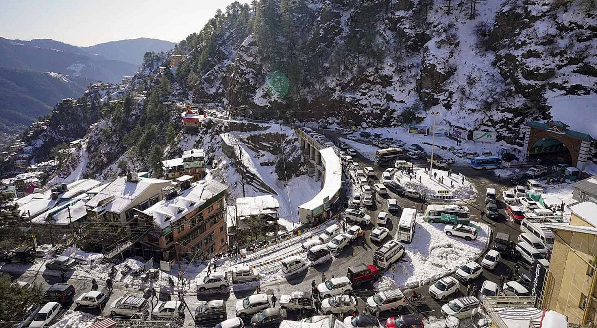 हिमाचल प्रदेश: भारी बर्फबारी के कारण 655 सड़कें बंद, 31 जनवरी से फिर बर्फ गिरने की संभावना