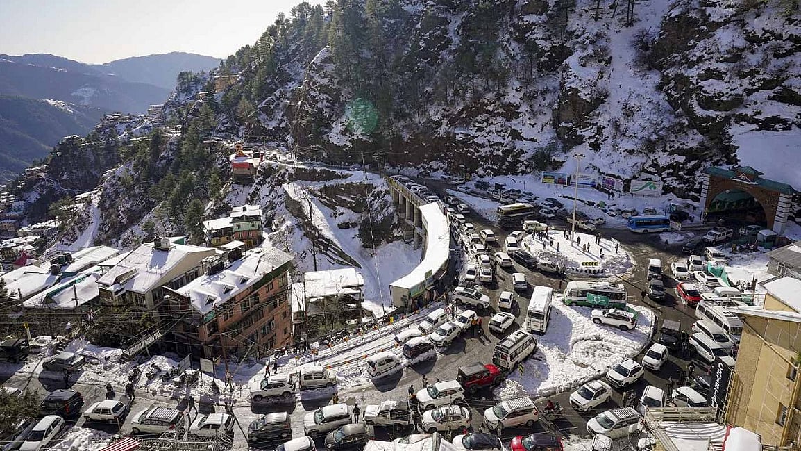 हिमाचल प्रदेश: भारी बर्फबारी के कारण 655 सड़कें बंद, 31 जनवरी से फिर बर्फ गिरने की संभावना