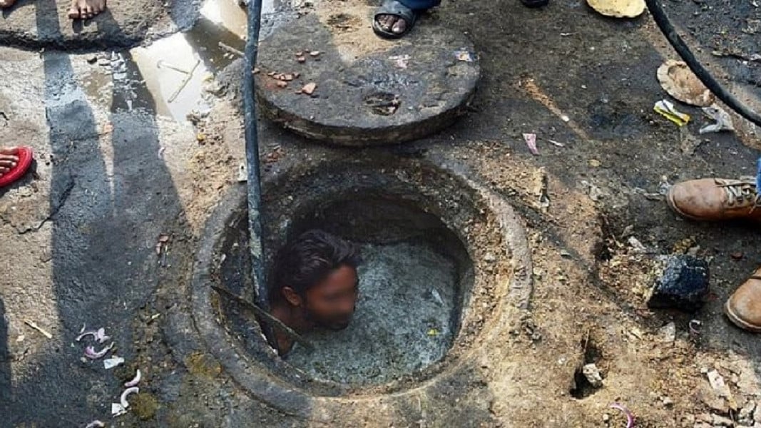 कानूनी प्रतिबंध के बावजूद हाथ से मैला ढोने का काम जारी, आर्थिक समीक्षा में सरकार ने भेदभाव को भी माना