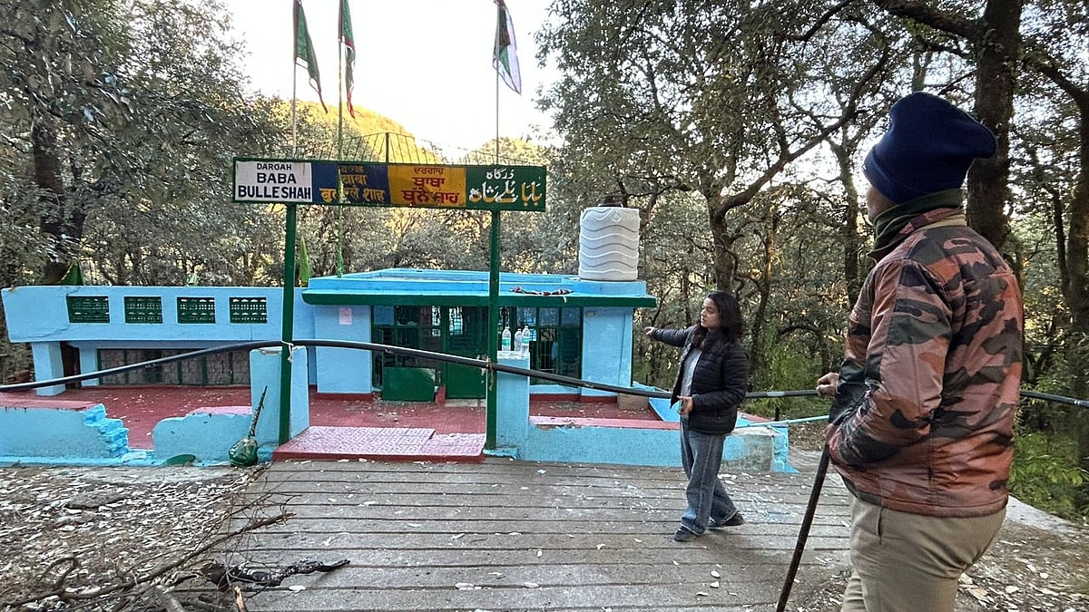उत्तराखंड के मसूरी स्थित बाबा बुल्लेशाह की इसी मजार में हिंदुत्ववादी उपद्रवियों ने मजार को नुकसान पहुंचाया