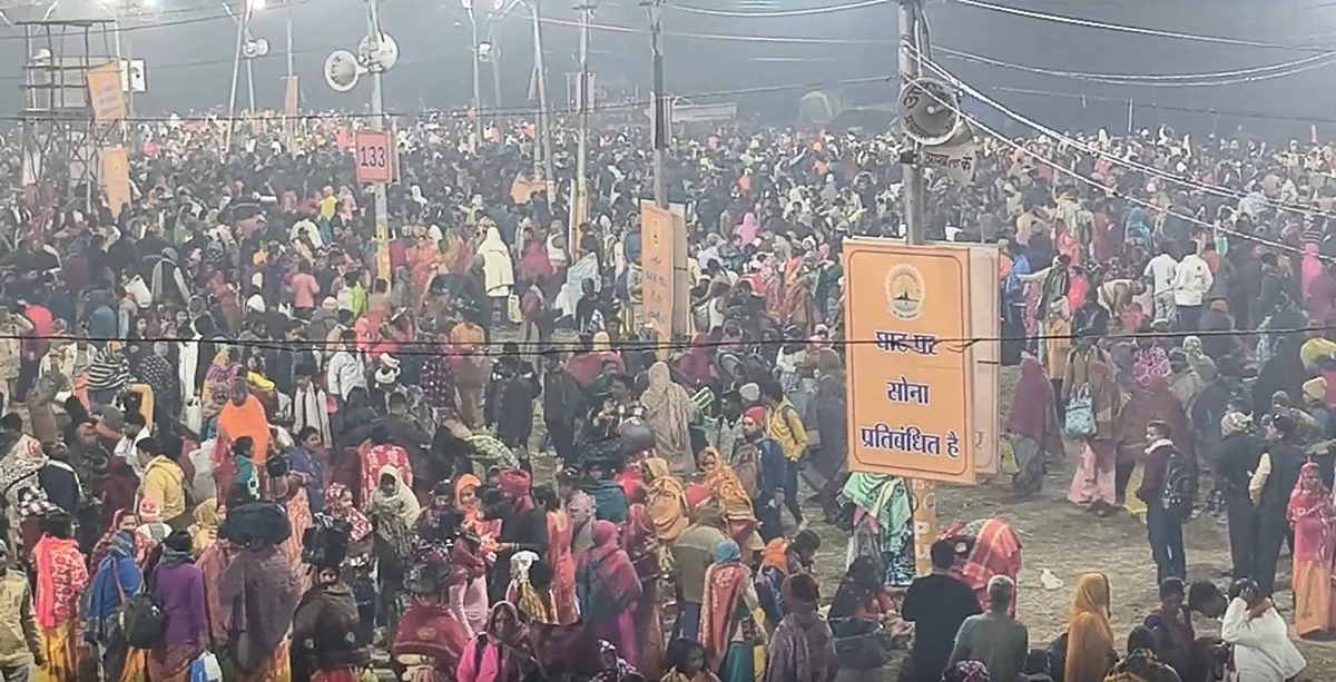 माघ पूर्णिमा पर वाराणसी के गंगा घाटों पर उमड़ा आस्था का सैलाब, श्रद्धालुओं ने लगाई पवित्र डुबकी