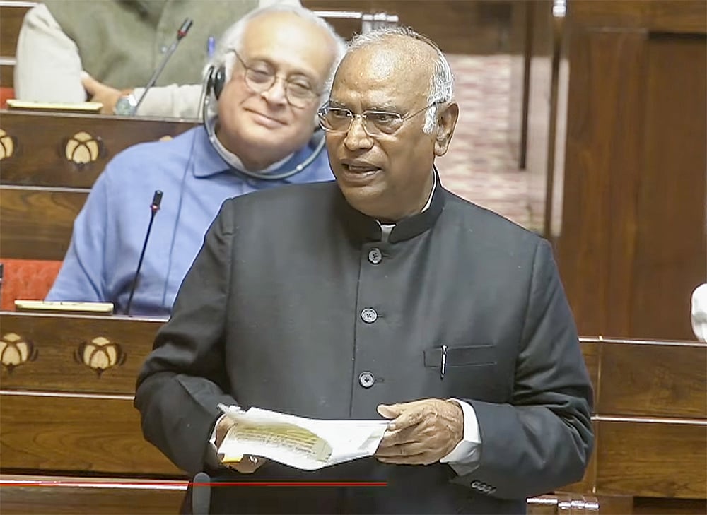 बड़ी खबर LIVE: खड़गे ने कहा रुपए की घटती कीमत, आर्थिक असमानता और बेरोजगारी चिंता का विषय