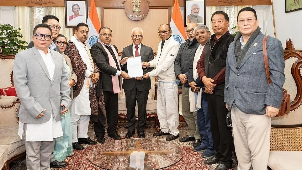 मणिपुर में सरकार बनाने की कवायद तेज, केंद्र ने राष्ट्रपति शासन हटाया, बीजेपी सरकार आज ही शाम लेगी शपथ