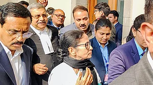 SIR विवाद: ममता बनर्जी की याचिका पर सुप्रीम कोर्ट ने चुनाव आयोग को नोटिस जारी किया, सीएम ने खुद दलील पेश की