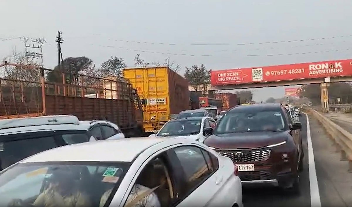 मुंबई-पुणे एक्सप्रेसवे पर 32 घंटे बाद भी ट्रैफिक बेहाल, यात्री हुए परेशान