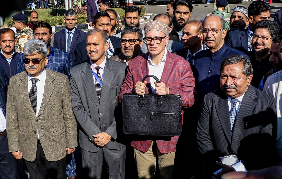 जम्मू-कश्मीरः उमर सरकार ने पेश किया 1.27 लाख करोड़ रुपये का बजट, मुफ्त सिलेंडर, छात्रों की फीस माफ समेत कई एलान