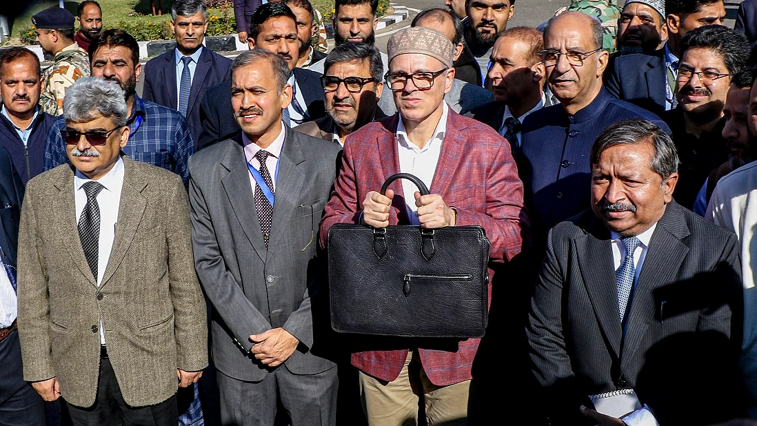 जम्मू-कश्मीरः उमर सरकार ने पेश किया 1.27 लाख करोड़ रुपये का बजट, मुफ्त सिलेंडर, छात्रों की फीस माफ समेत कई एलान