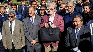 जम्मू-कश्मीरः उमर सरकार ने पेश किया 1.27 लाख करोड़ रुपये का बजट, मुफ्त सिलेंडर, छात्रों की फीस माफ समेत कई एलान