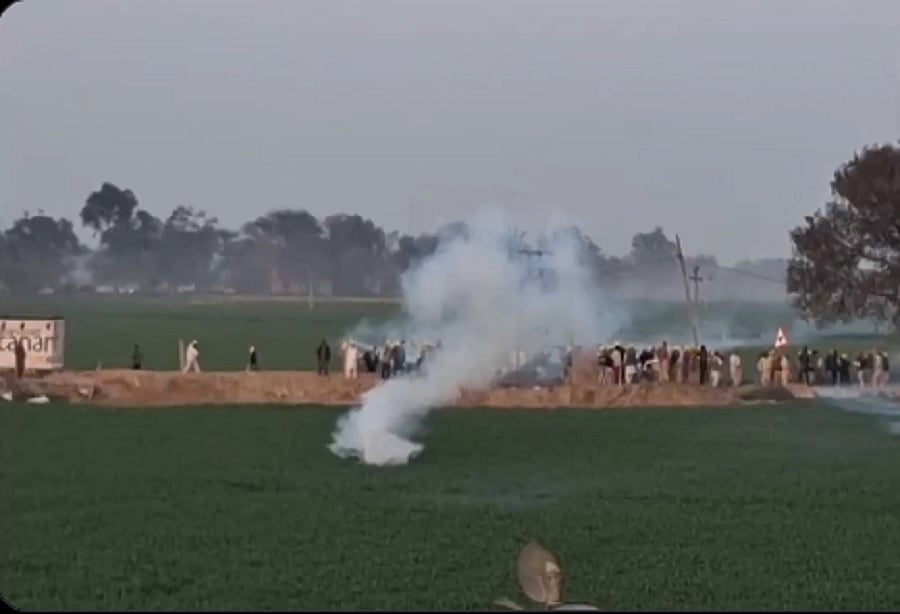 पंजाब के बठिंडा में फूटा किसानों का गुस्सा, झड़प के बाद पत्थरबाजी, पुलिस ने छोड़े आंसू गैस के गोले
