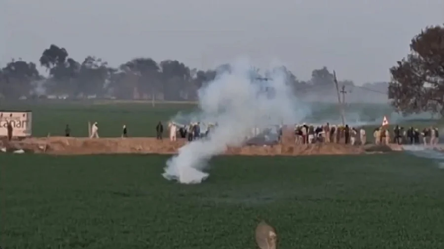 पंजाब के बठिंडा में फूटा किसानों का गुस्सा, झड़प के बाद पत्थरबाजी, पुलिस ने छोड़े आंसू गैस के गोले